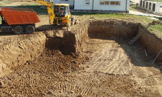 Рытье котлованов под фундамент в Ломоносове – цена от 2606 руб. за м3 | ГОСТСТРОЙ